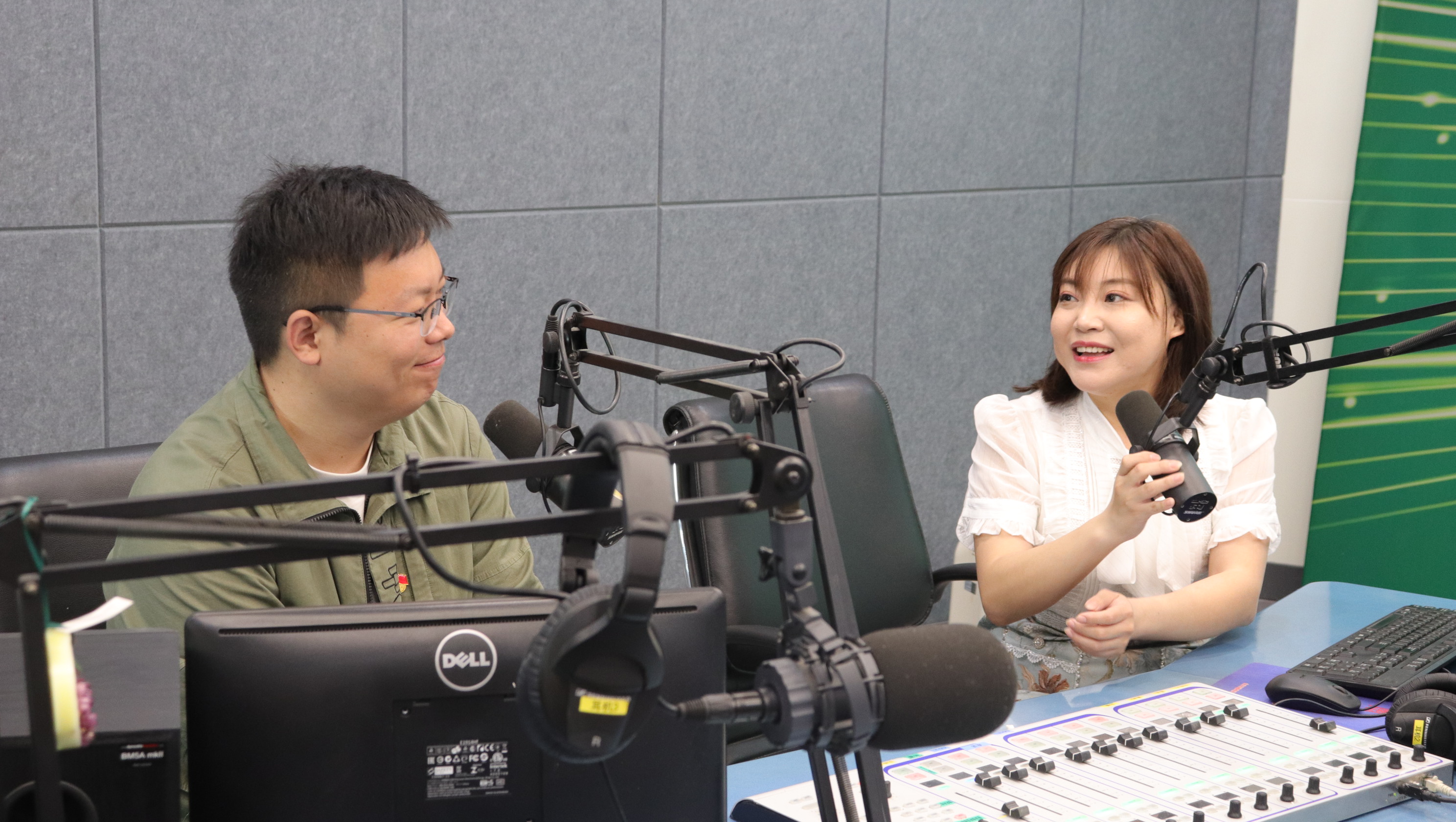ad1a85c53b6b4ba2890b370966f36c6b.jpg 2.师生参访演播室并体验节目录制-2.JPG