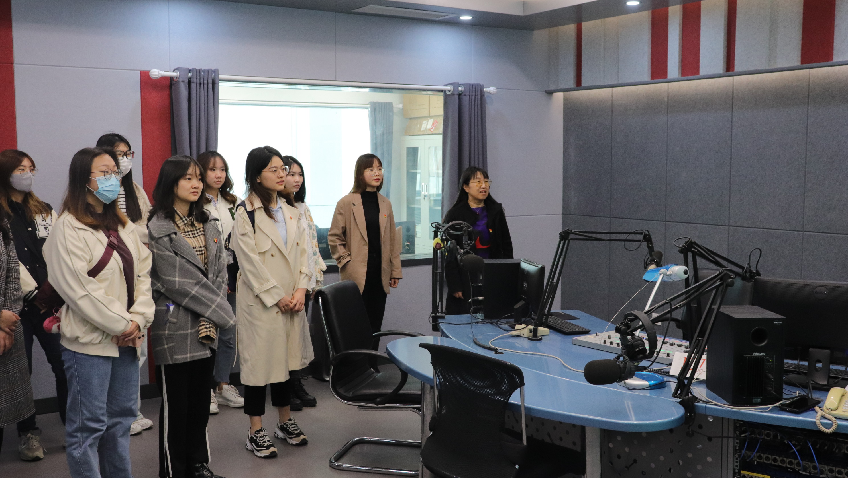 1599ac7e0f8348229adaef795f230fc5.jpg 2.师生参访演播室并体验节目录制-1.JPG