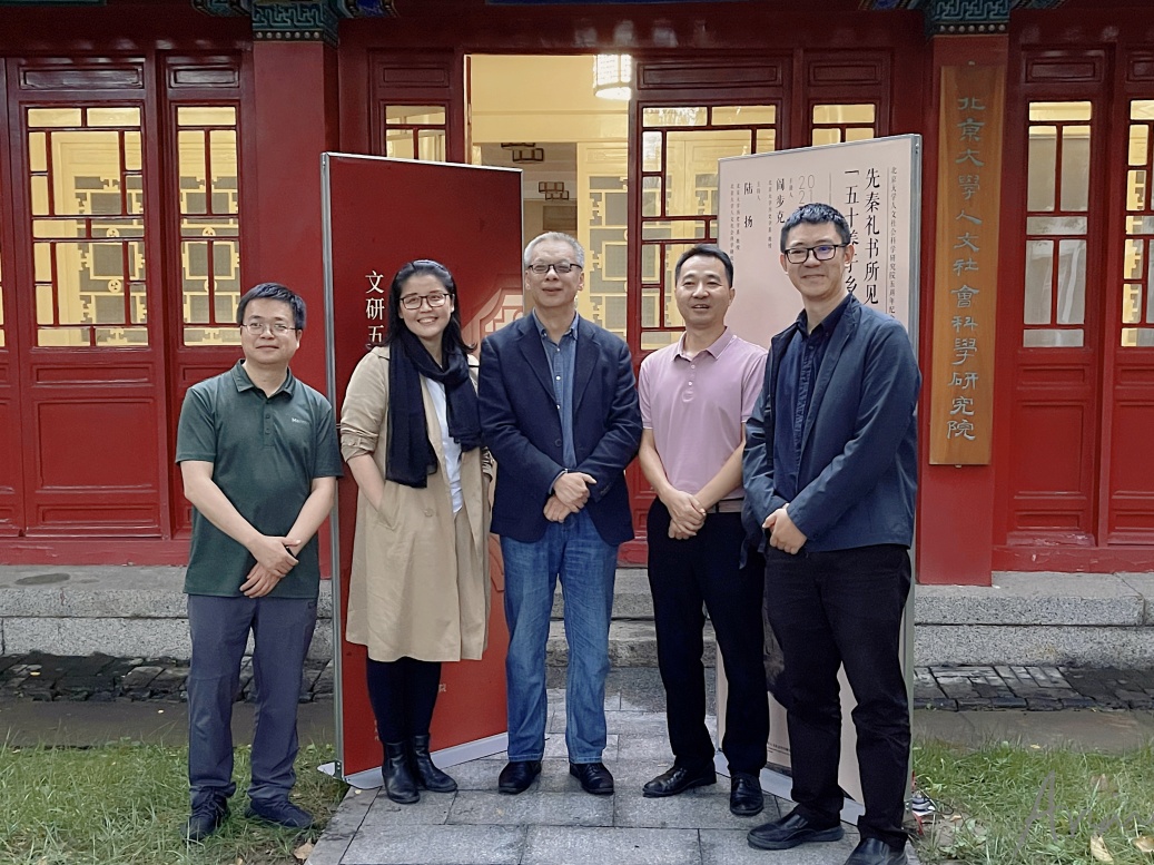 30418c3286634789ac2126588275ef05.jpg 学者留影4.jpg