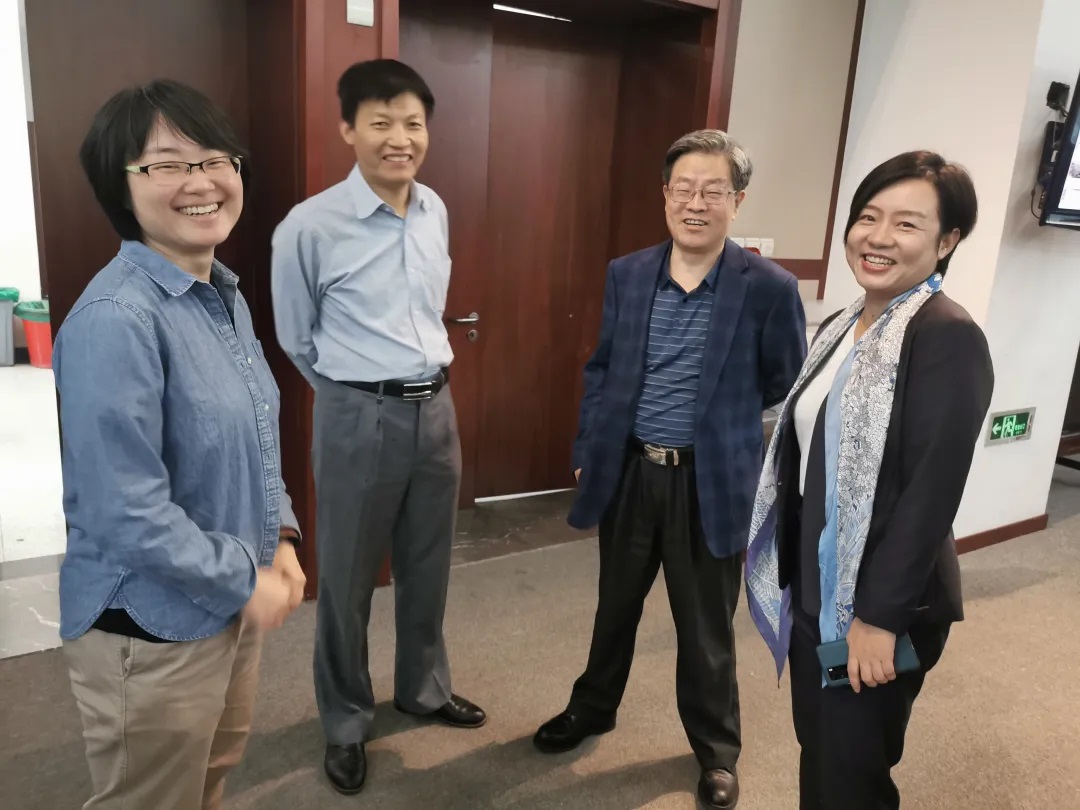 76e7e00cf84a49258f69278a31e93fa5.jpg 学者留影3.jpg