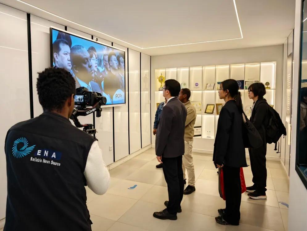 埃通社向调研团队介绍陈列展区.jpg