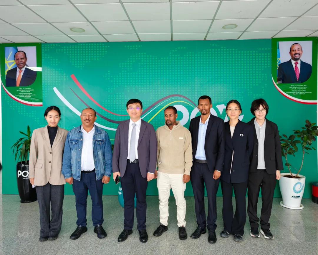调研团与埃塞俄比亚通讯社参会代表合影留念.jpg