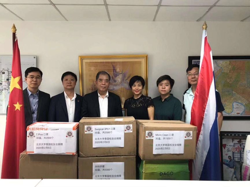 d9e1ead9a8214e288c4ad0408038ac92.jpg 在泰院友向国内捐赠物资.jpg