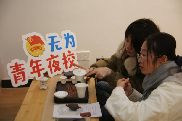 10+实践团成员参与各类青春沙龙活动.png