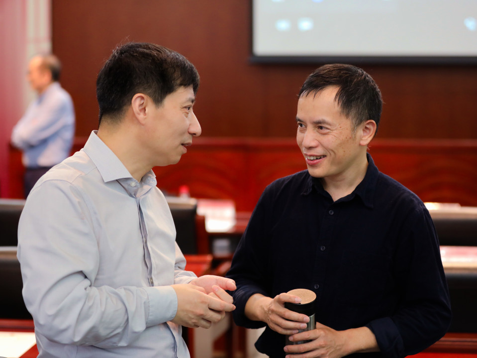 35f9151483be4f8b9989d4359c54ad48.jpg 学者留影2.jpg