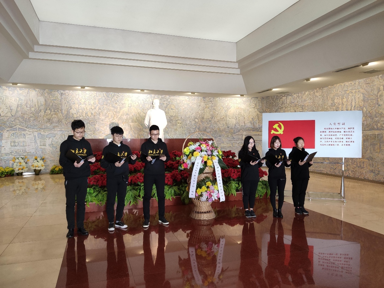 C:\Users\nicholas\Desktop\考古文博学院“时代楷模柴生芳”学生联合党支部赴河北乐亭李大钊纪念馆开展特色党课实践活动\青年学生党员领诵诗歌.jpg