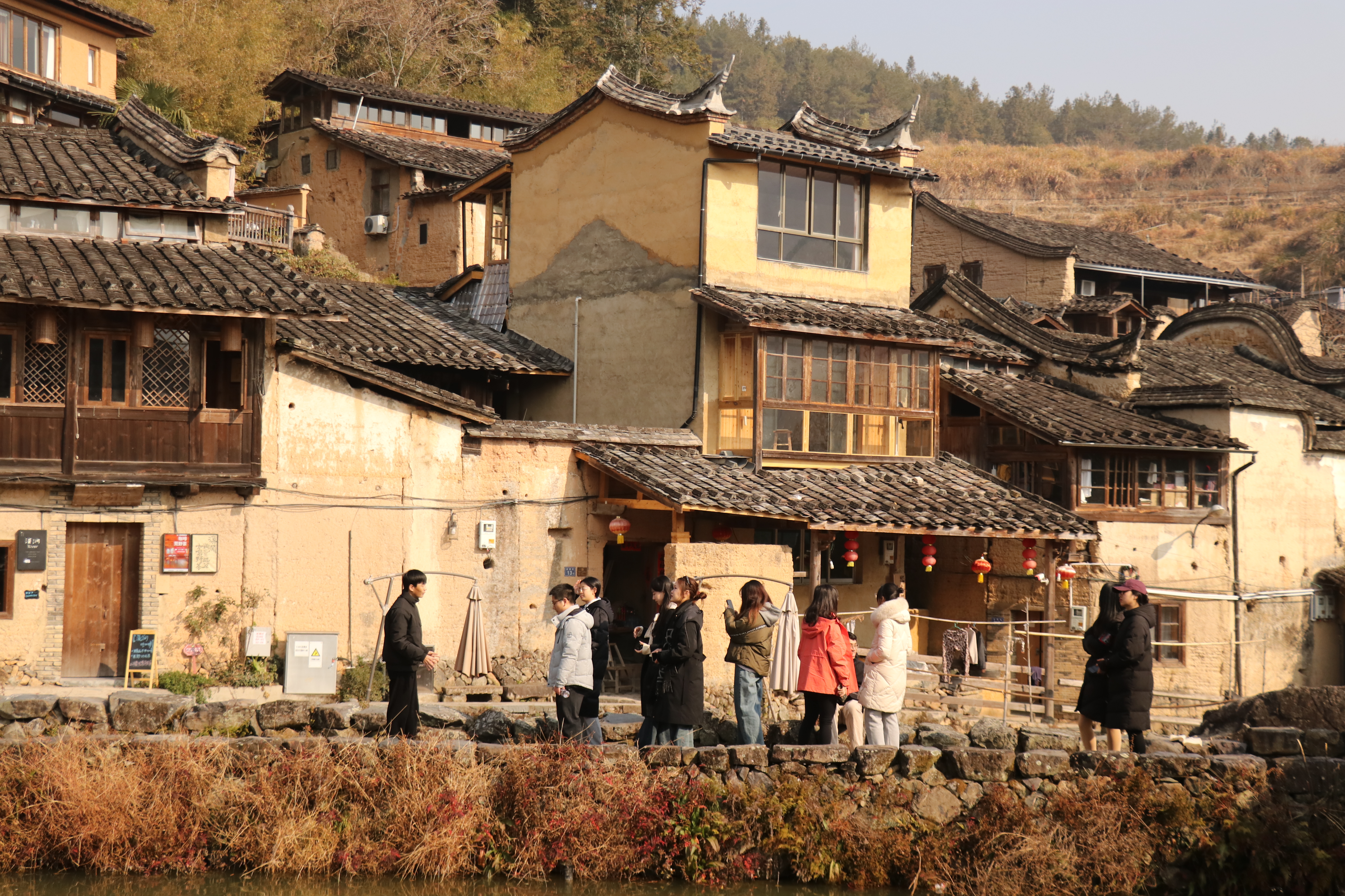 图2-福建宁德团在熙岭乡龙潭村与返乡创业青年交流.JPG