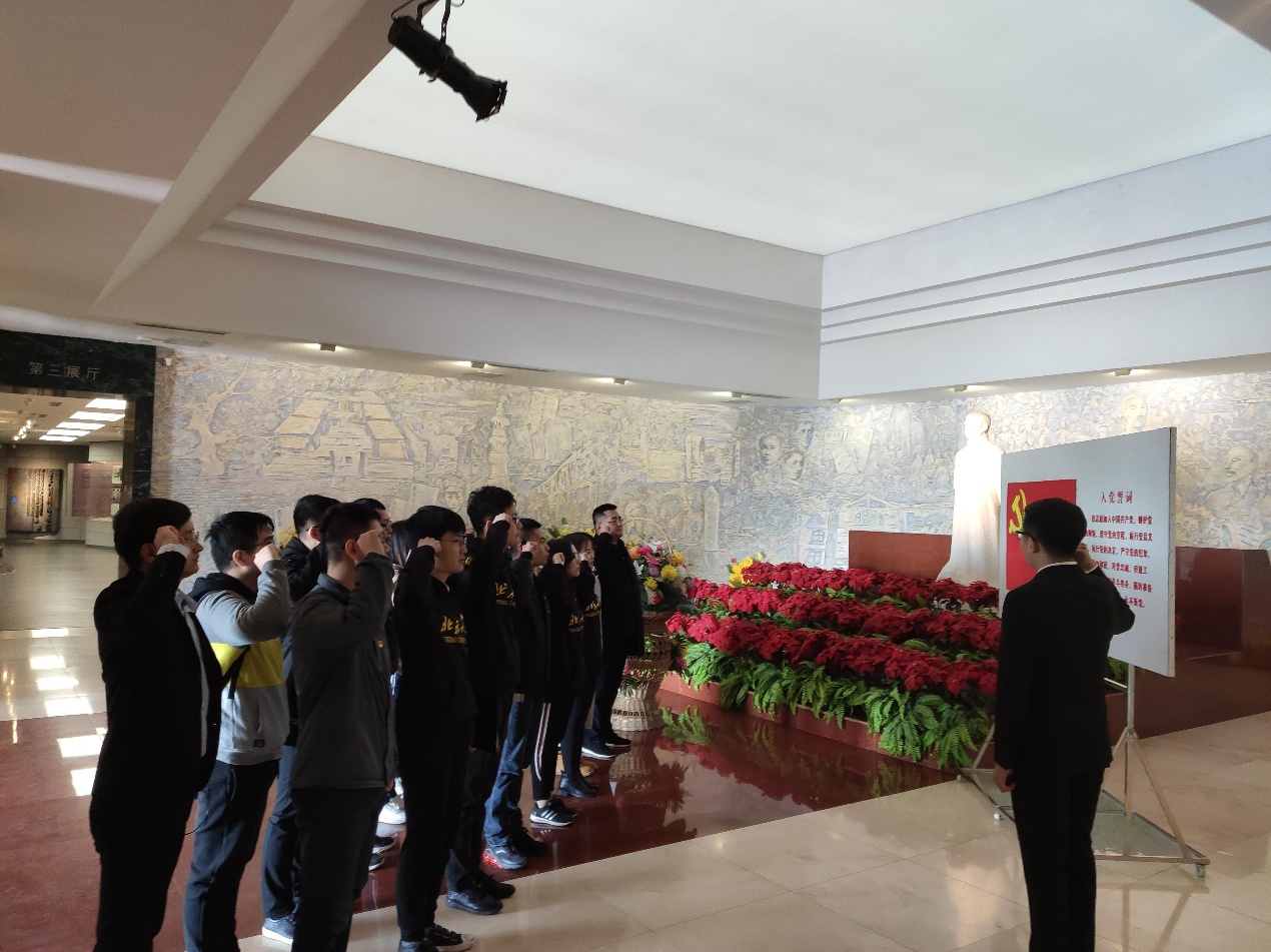C:\Users\nicholas\Desktop\考古文博学院“时代楷模柴生芳”学生联合党支部赴河北乐亭李大钊纪念馆开展特色党课实践活动\重温入党誓词.jpg
