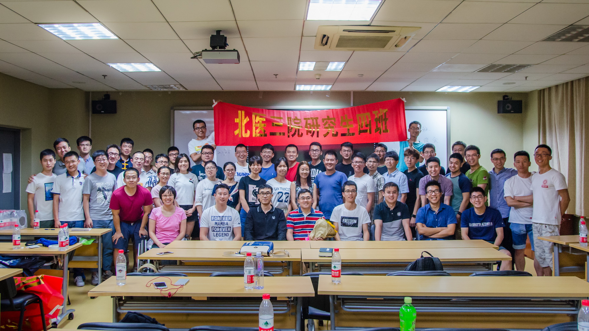cf5b38afbb3a4b6c8e6825b0ebf87ad2.jpg 北京市优秀班集体、第十一届北京大学“学生五__四奖杯”获得班级研究生四班_调整大小.jpg