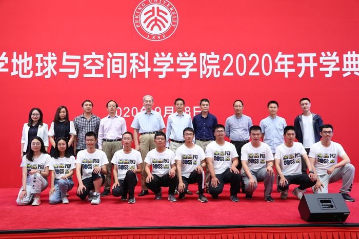a5759550bd1240178d0ed134a5526dd2.jpg 10 与会教师与新生代表合影-1_副本.jpg