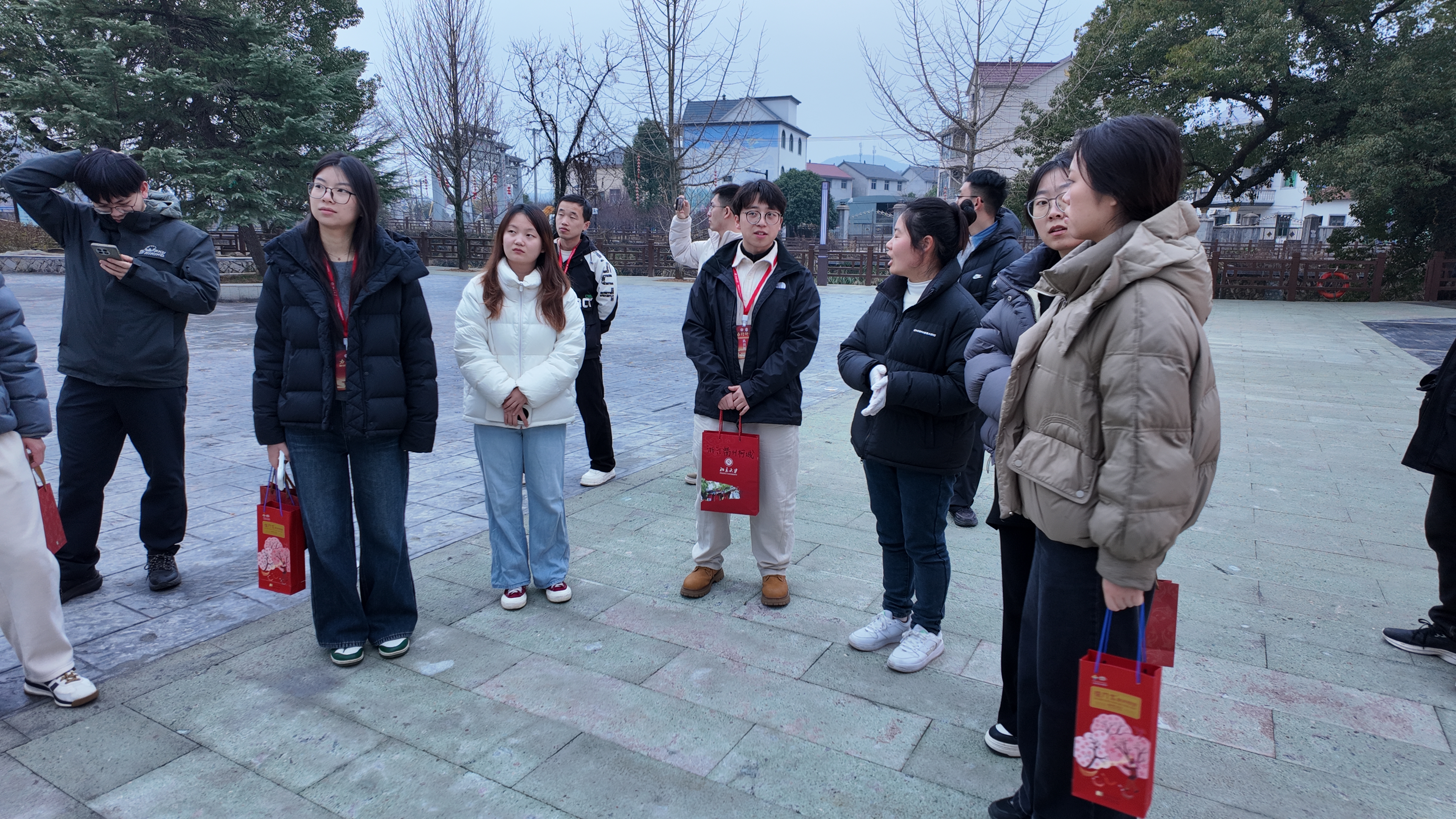 9+实践团在柯城区余东村调研.JPG