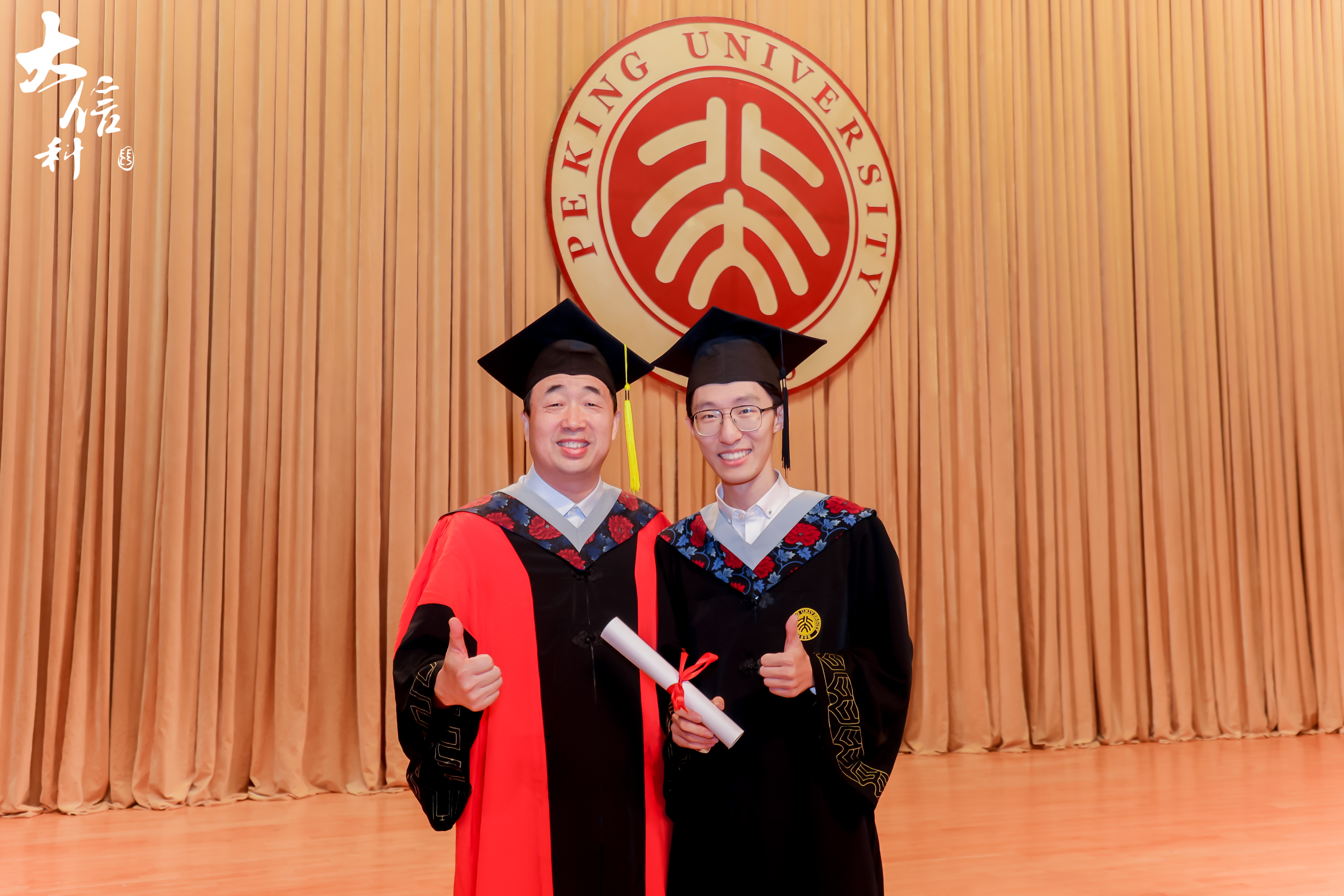 老师为毕业生拨穗-1.jpg