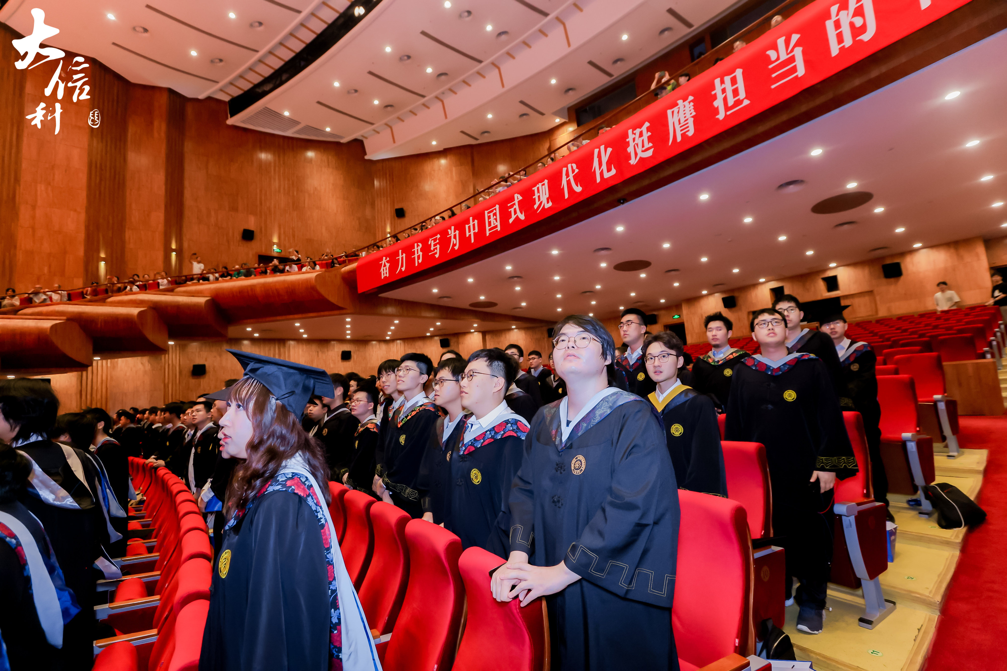 师生合唱《燕园情》.jpg