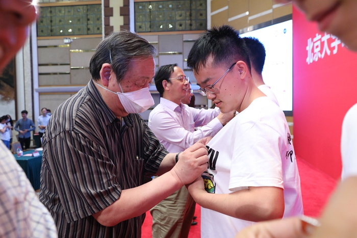 c5b720dfa97840e6a74f7cb28c591974.jpg 9 涂传诒院士为新生佩戴校徽_副本.jpg