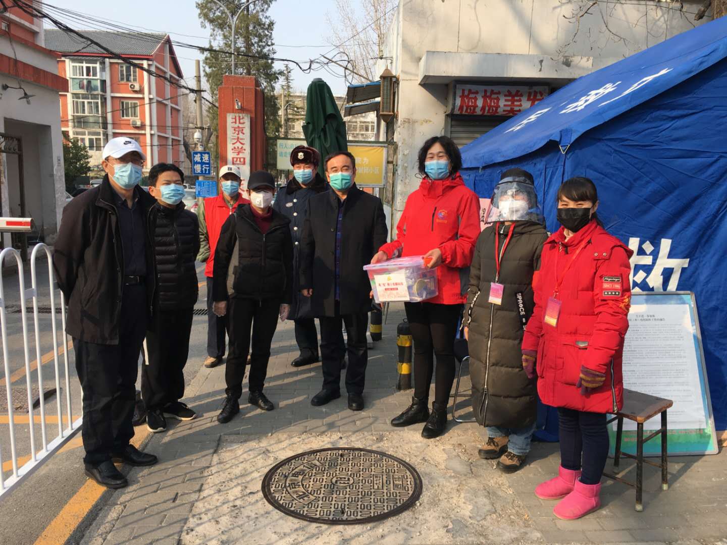 000b963a38284bd7b1bea5d5f1766db7.jpg 为社区防控一线发放区委组织部慰问品.jpg