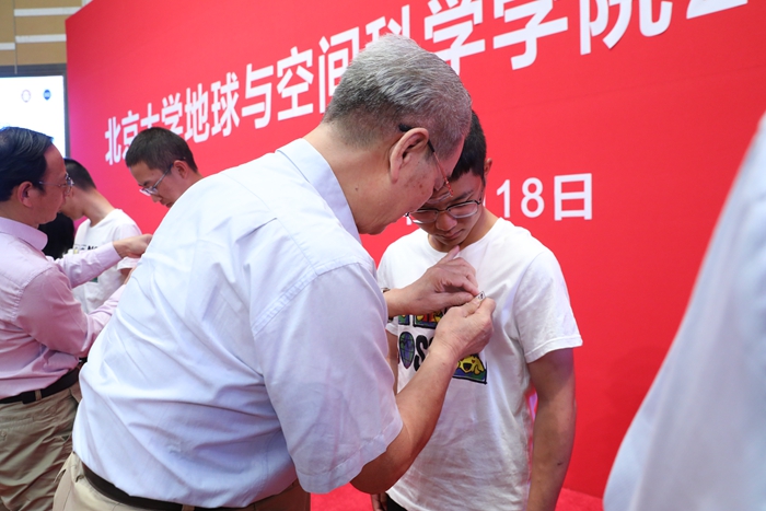 4b164fc82c2a4322885096c1dba3a595.jpg 9 陈运泰院士为新生佩戴校徽_副本.jpg