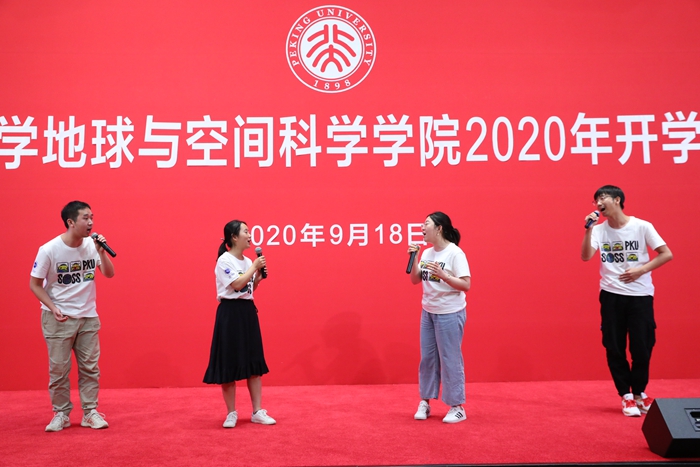 4c777b171bb24fc3a54f57668039db7c.jpg 8 研究生新生代表快闪演唱_副本.jpg