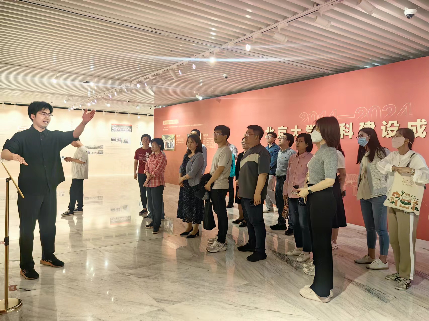 参观展览.jpg