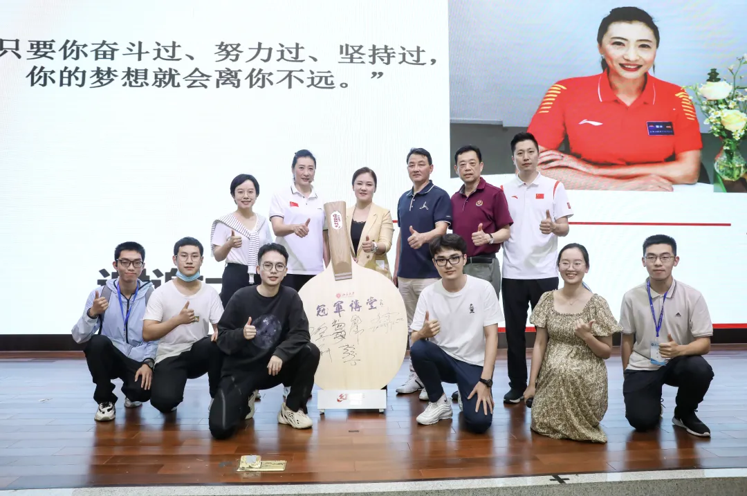 5ba4a4e7798b49d693c126eba1097aea.png 活动后合影.png