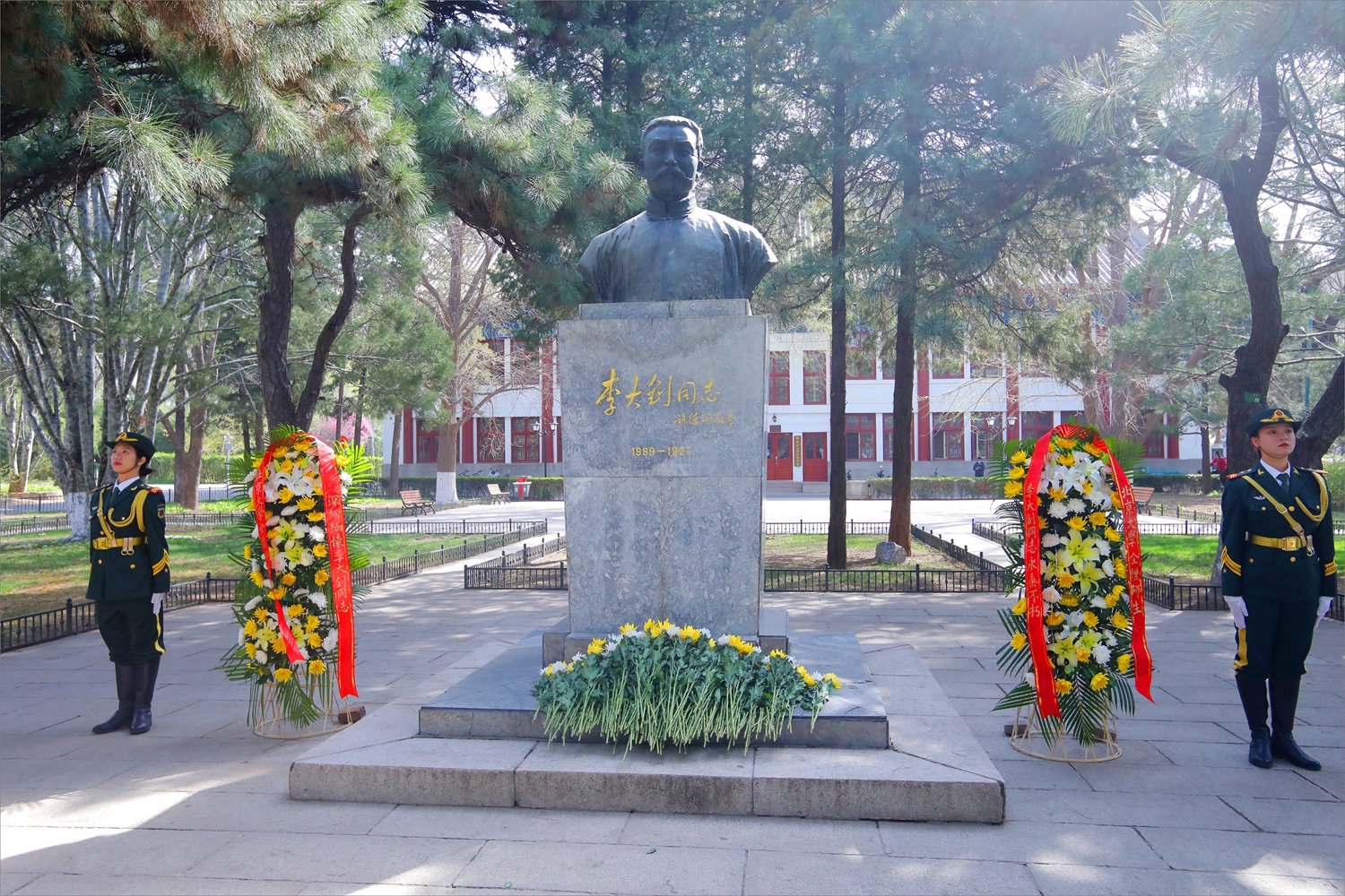 cc73613a091f4cd2acb4fc4a72a3838b.jpg 师生献花3.jpg