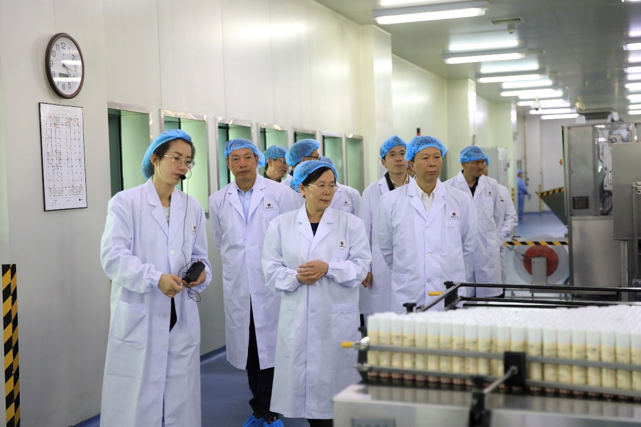 43c3b6a45b4048a59b7972eb9948d349.jpg 叶静漪一行参观云南白药集团股份有限公司.jpg