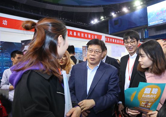 82b94bdfd6474ccd98623a892b62e7a2.jpg 邱水平与毕业生交流new_副本.jpg