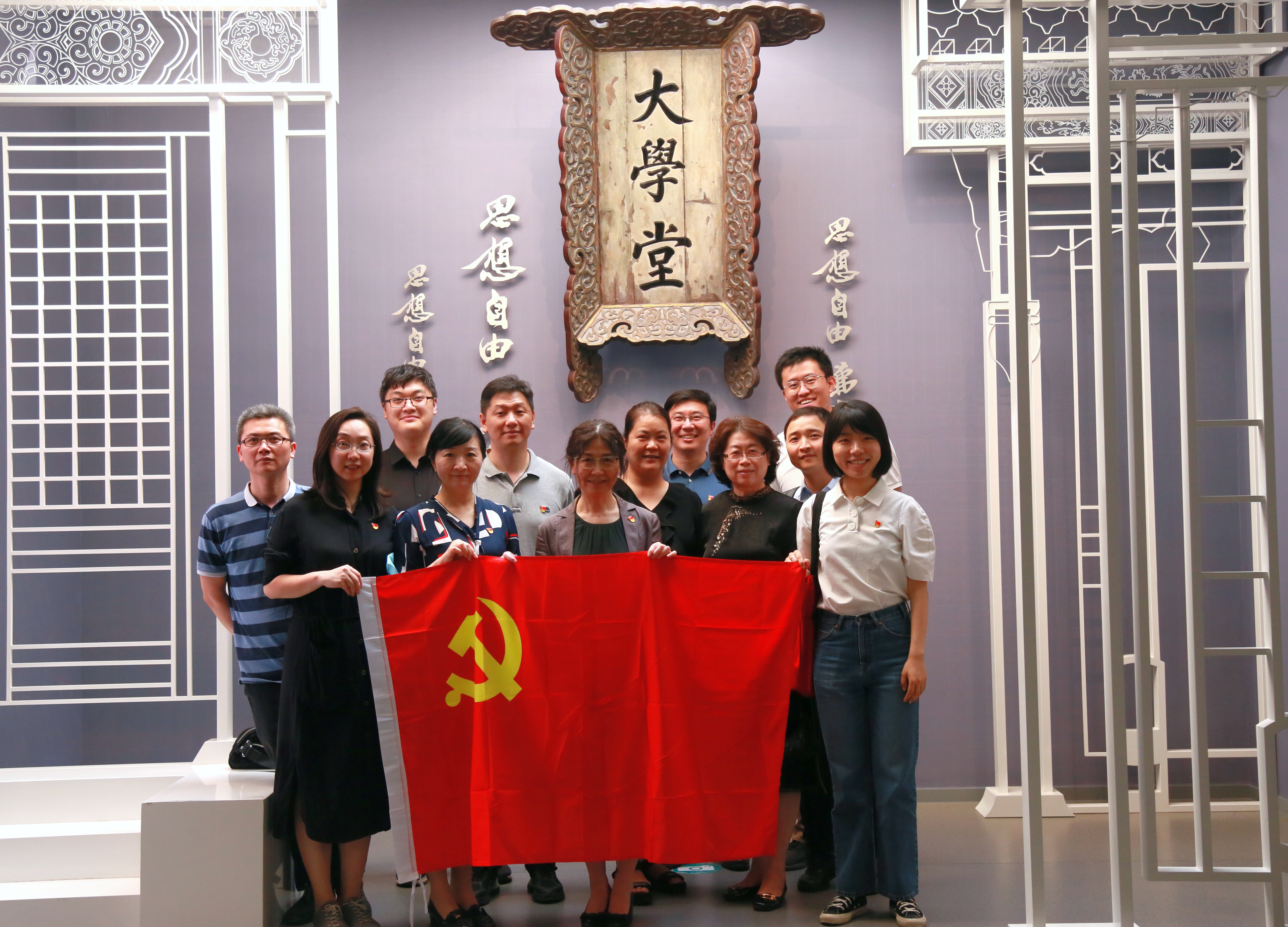 88cadd82c9ad49069f4ed716e0b642ce.jpg 参观校史馆.jpg