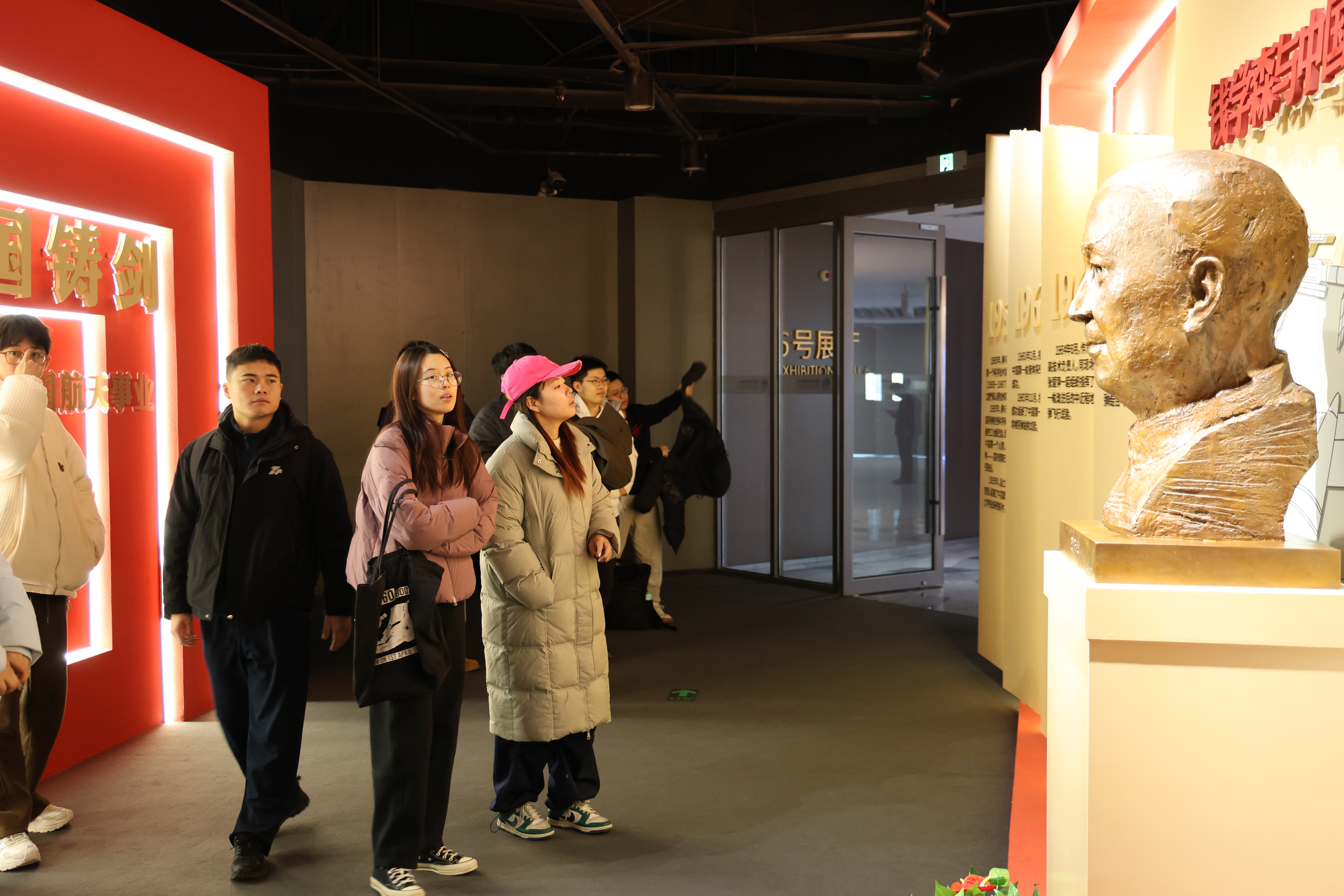 参观主题展览1.JPG
