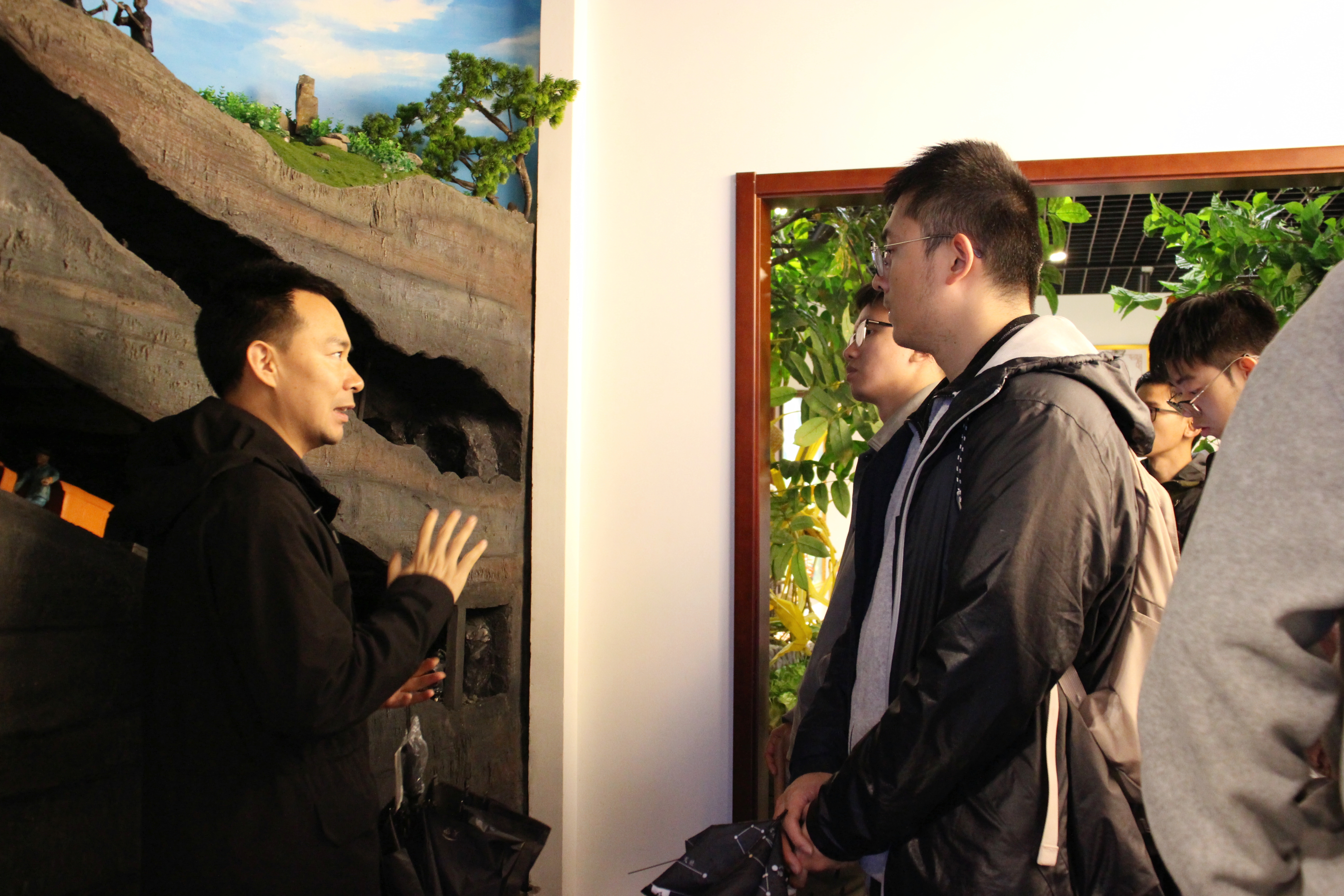 3+同学们参观村史馆.jpg