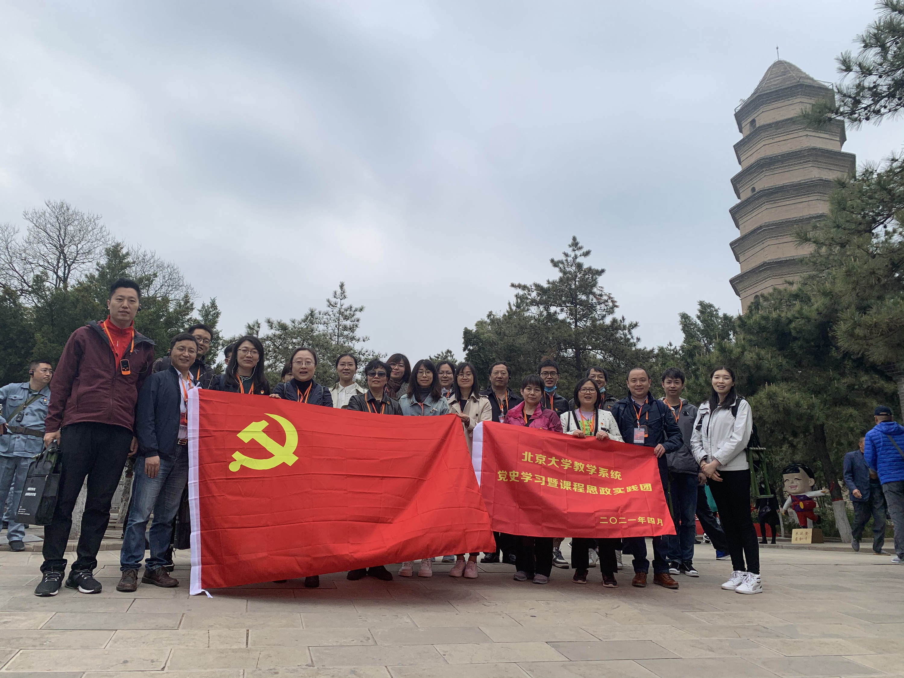 f26ce6b5b16b4f7c8eab915fcad4af44.jpg 简报4:实践团在宝塔山合影_调整大小.jpg