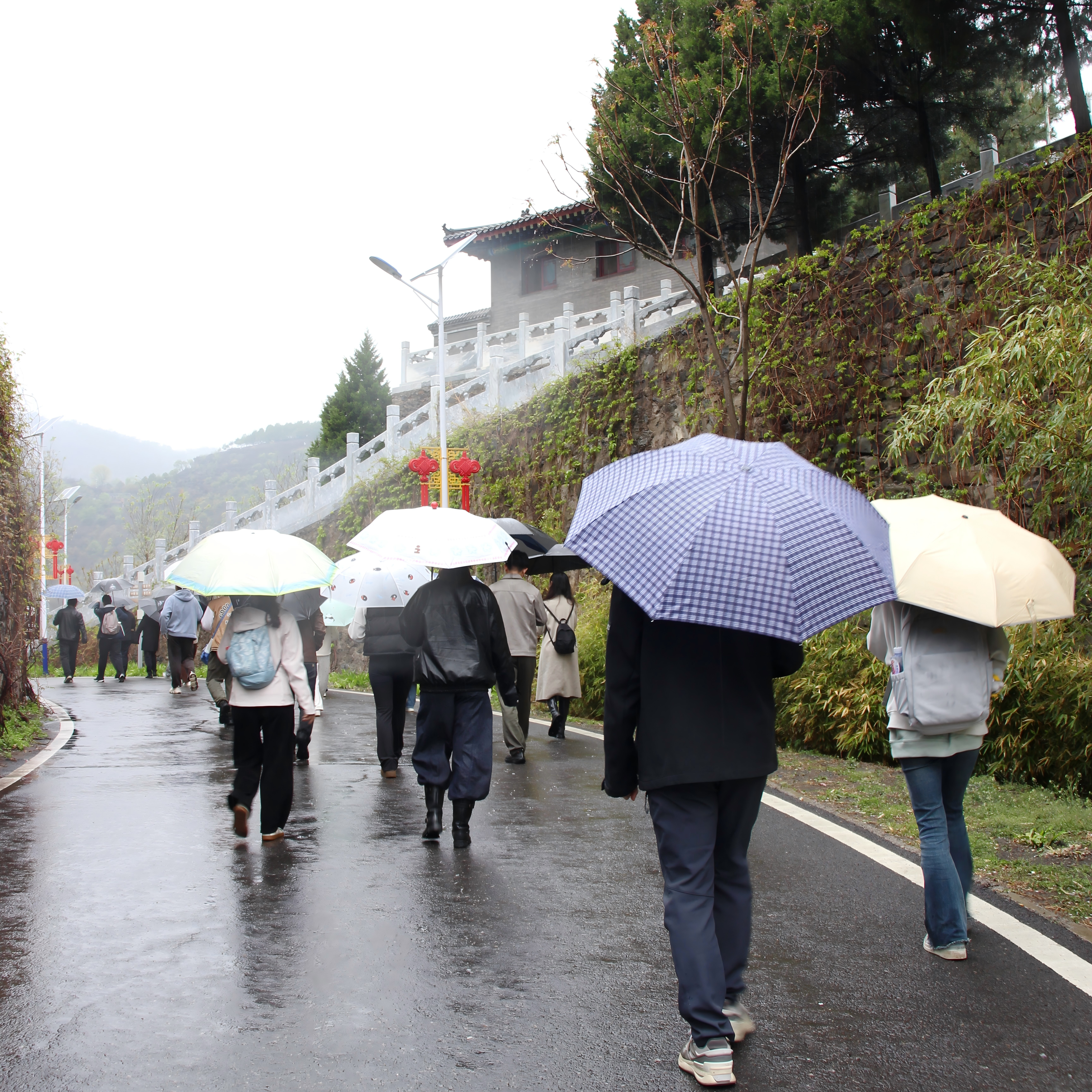 4+同学们体验登山步道.jpg