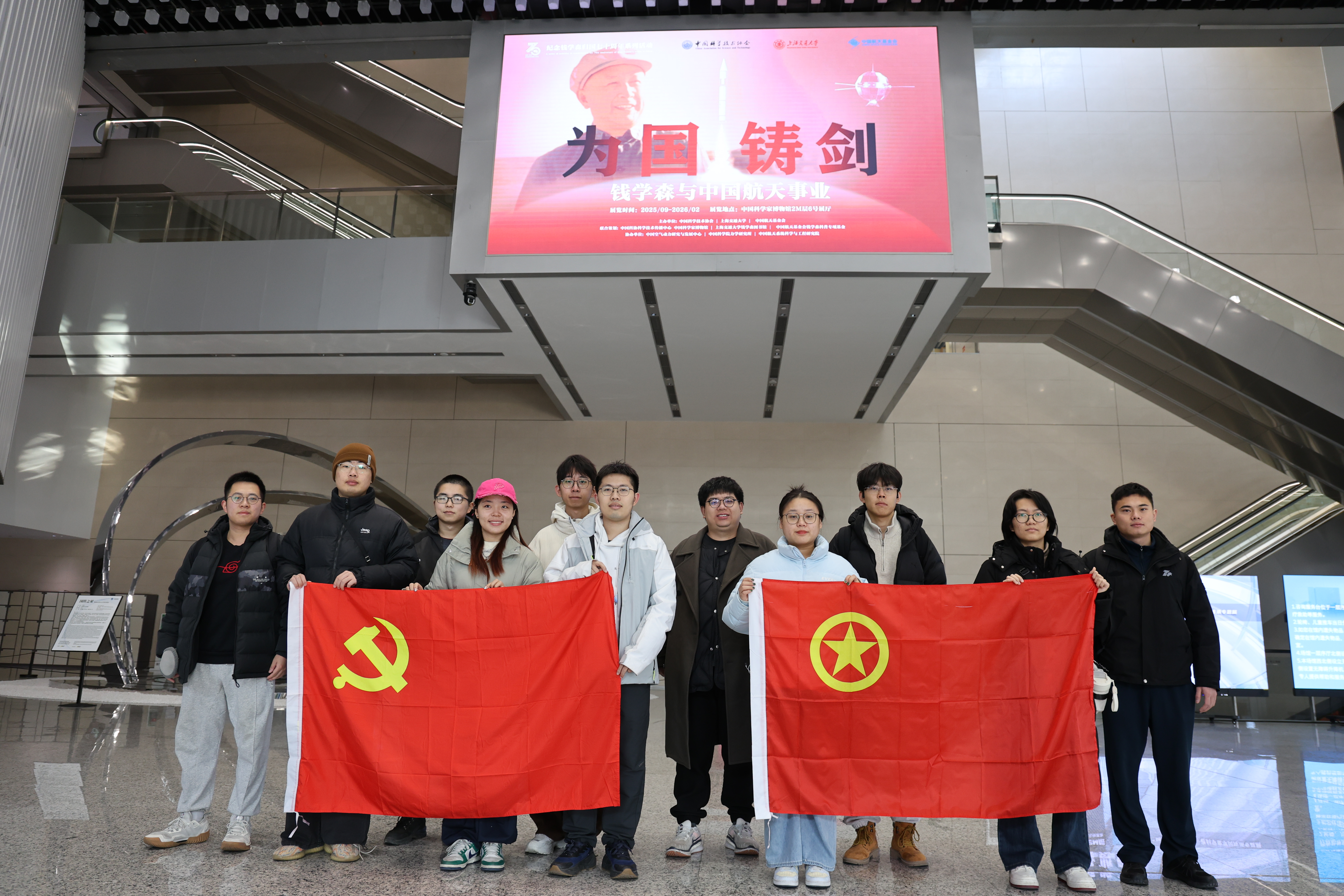主题党日活动合影.JPG