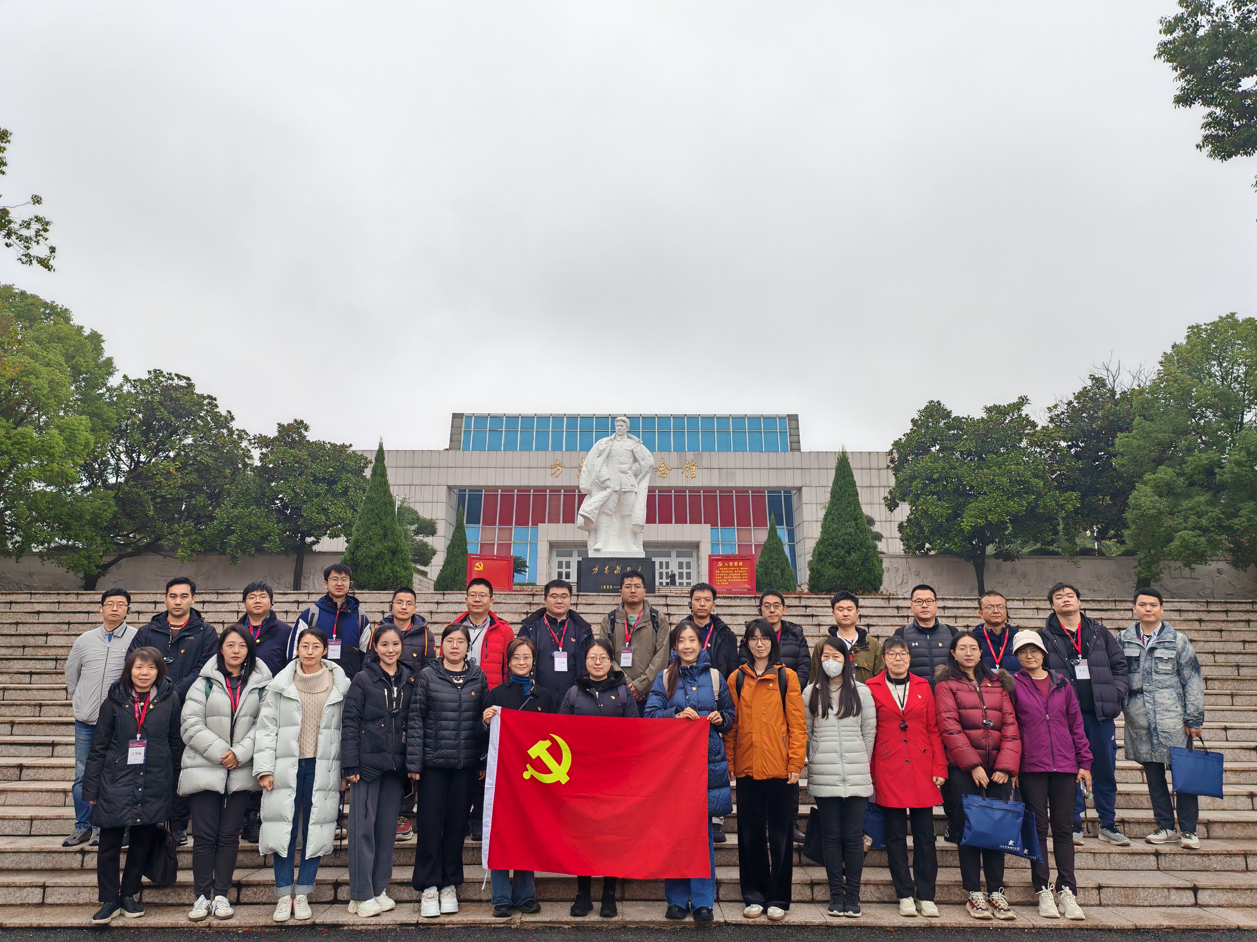 学员在方志敏纪念馆前合影.jpg