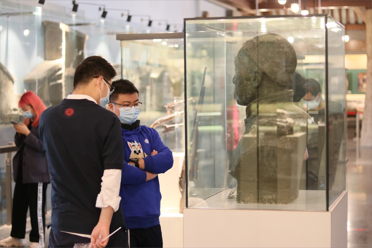 dddde3ff1d7a43fa9731311a15f4ccaa.jpg 1、师生在焦庄户地道战遗址纪念馆参观学习.jpg