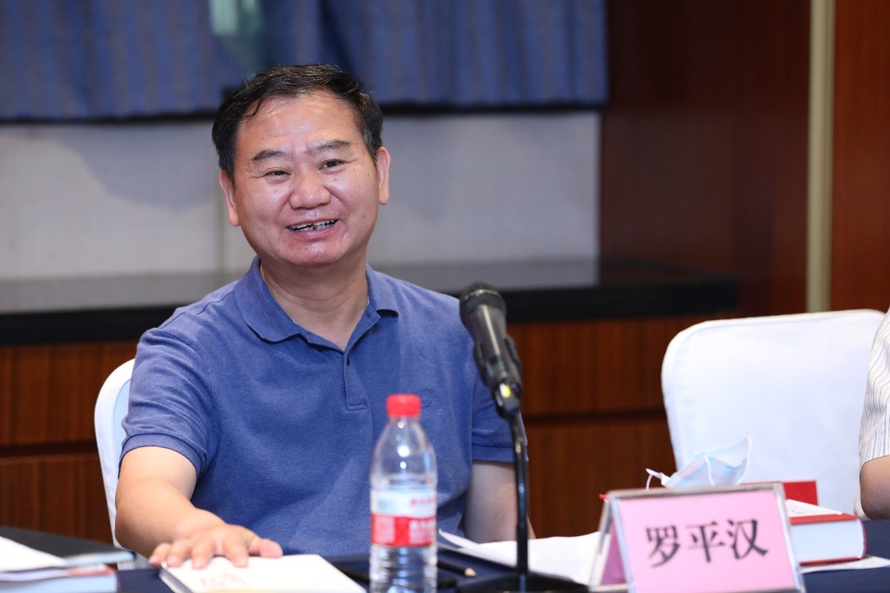 042ecbb57df54385a0e8223d585ea56e.jpg 罗平汉发言.jpg