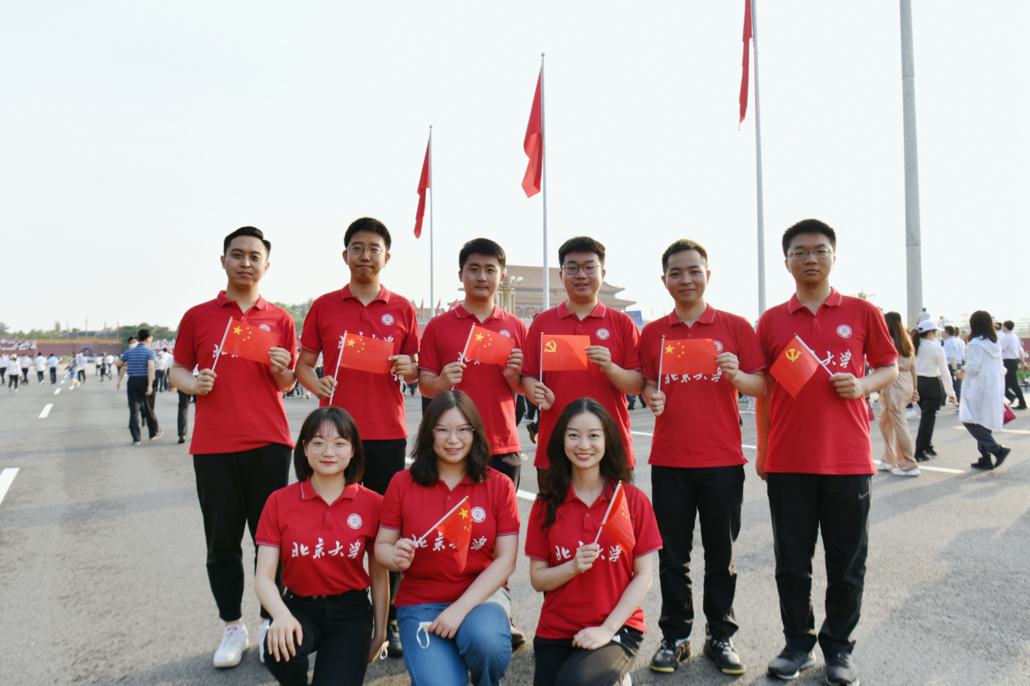 aa9bc61e2e9e4244b4c53b8cef6f044e.jpg 4法学院参与建党百年重大活动的师生志愿者代表在天安门广场合影.jpg