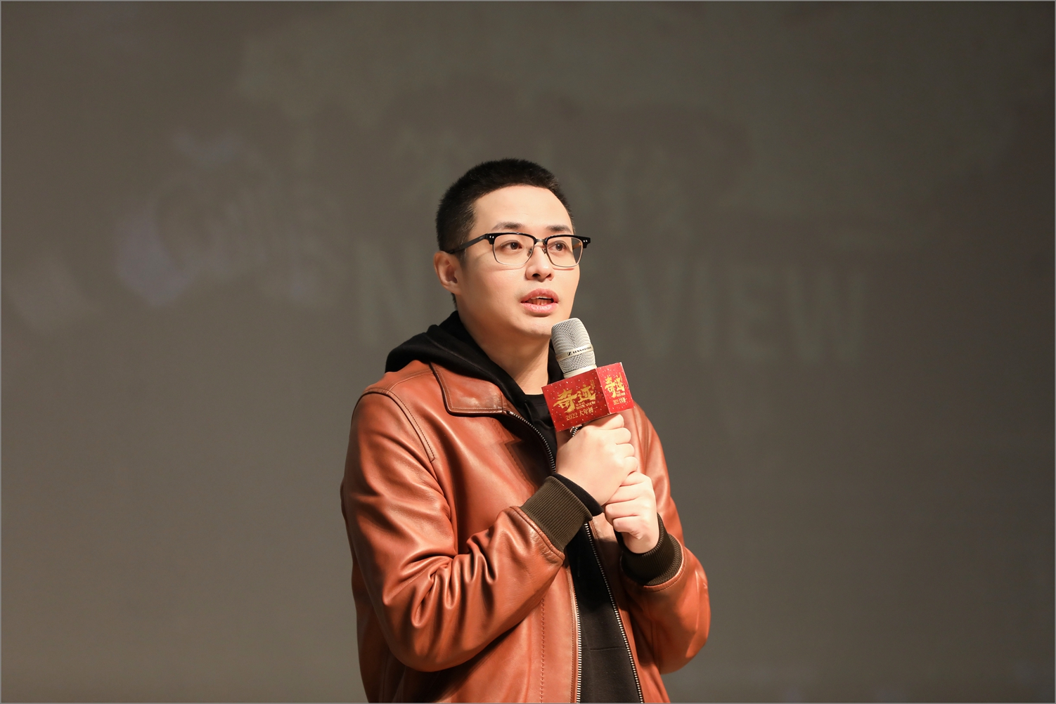 6f43dfd1b3364ec6850b3be416f3beaa.jpg 导演回答学生提问.jpg