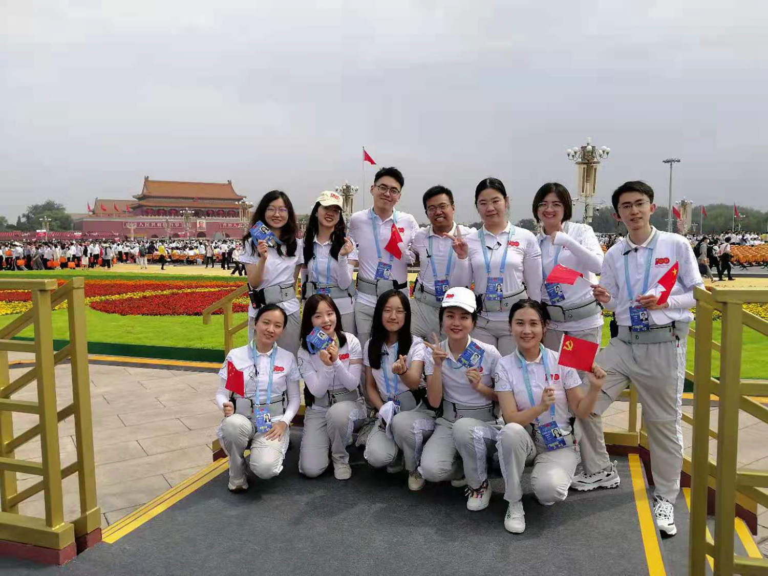 eeda3bc27d2d41fa972ee0968a1d6397.jpg 3法学院参与建党百年重大活动的师生志愿者代表在天安门广场合影.jpg