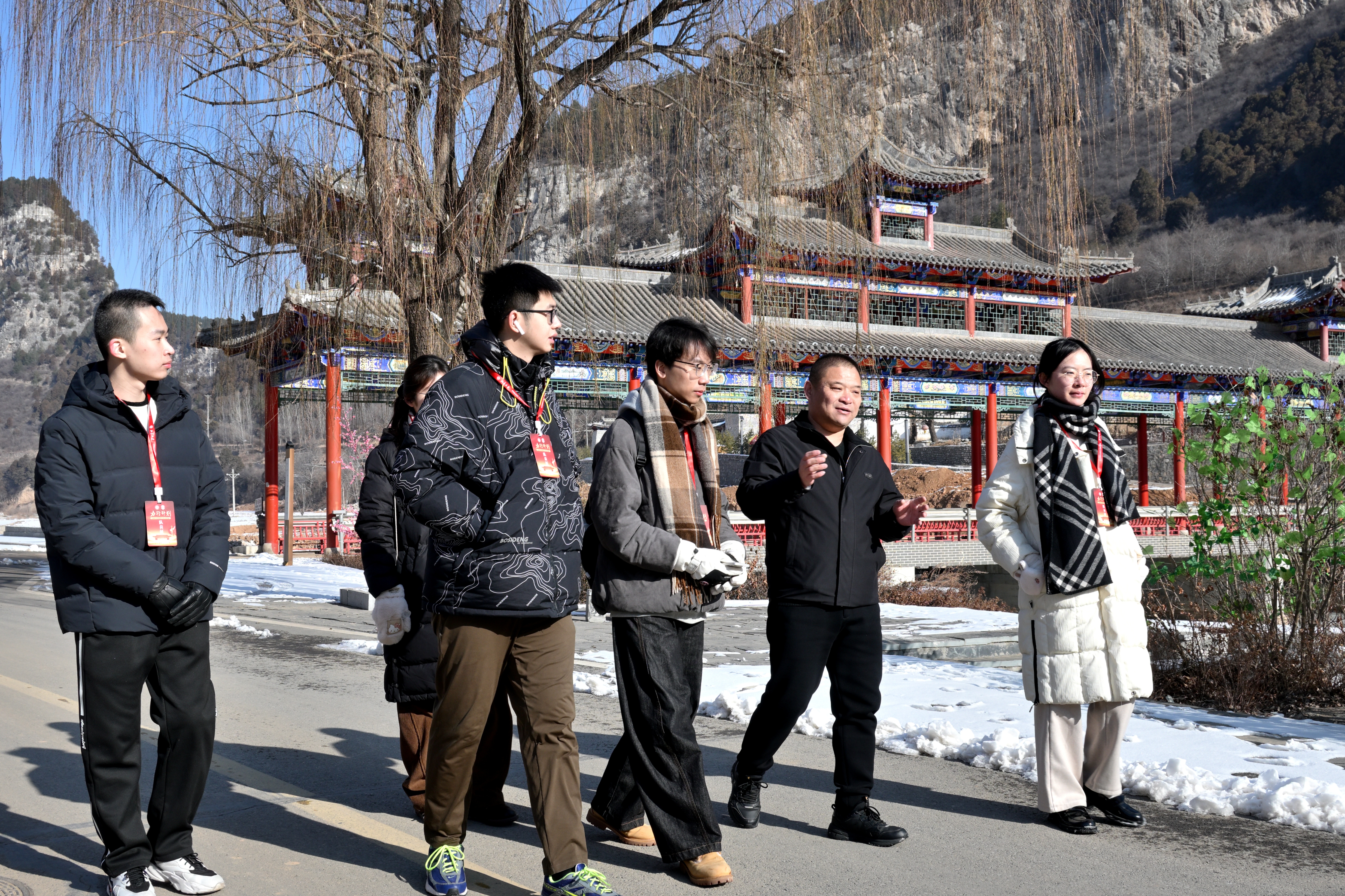 8+实践团在陵川县调研.JPG