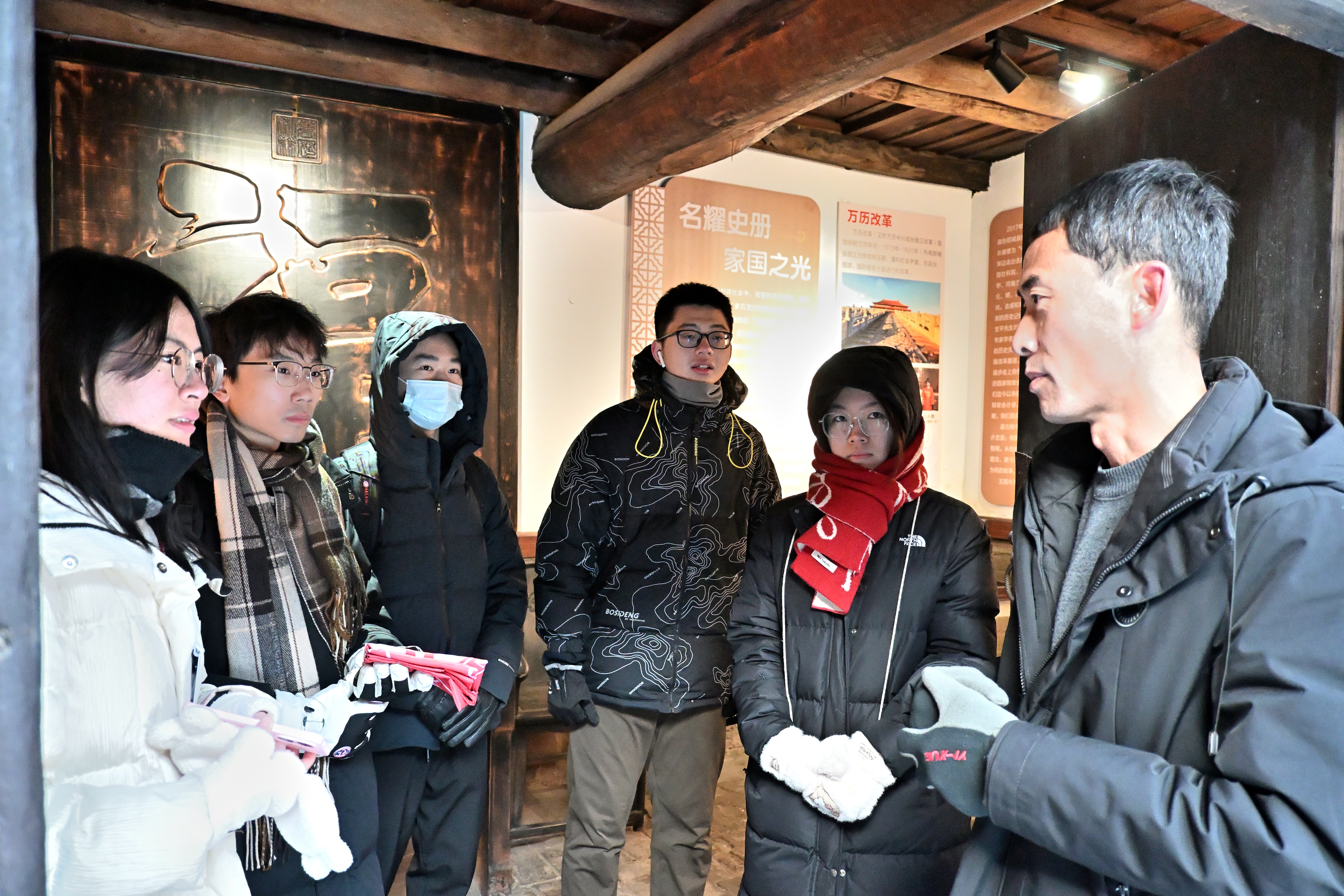 4+实践团与润城镇文化旅游站站长王晋强交流.JPG