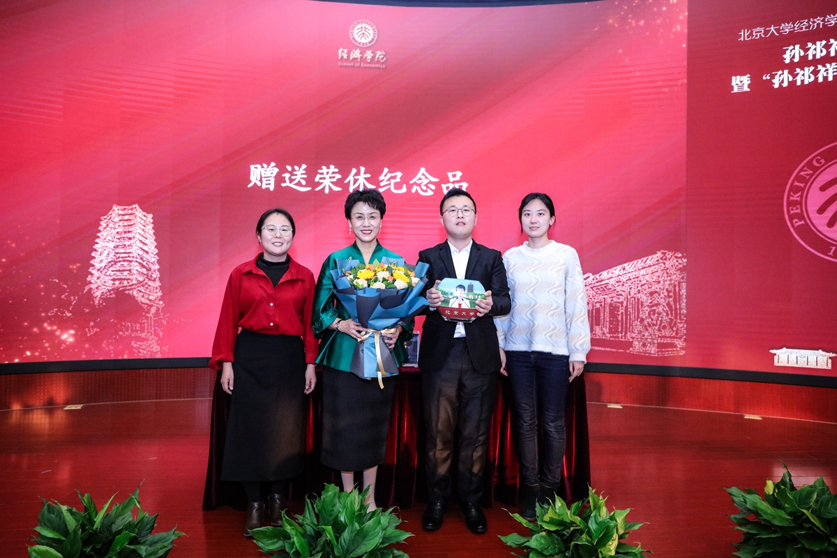 a2c48bfd74c947d9ae53d467e23f6654.jpg 21 学生向孙祁祥教授赠送荣休纪念品_副本.jpg