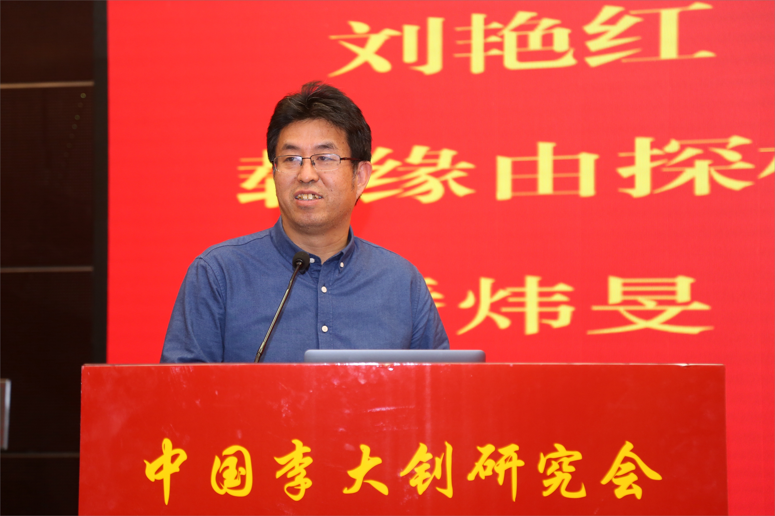 3e08d9d67dfb445d8a14118438d21d27.jpg 闭幕会主持人-宋朝龙.jpg