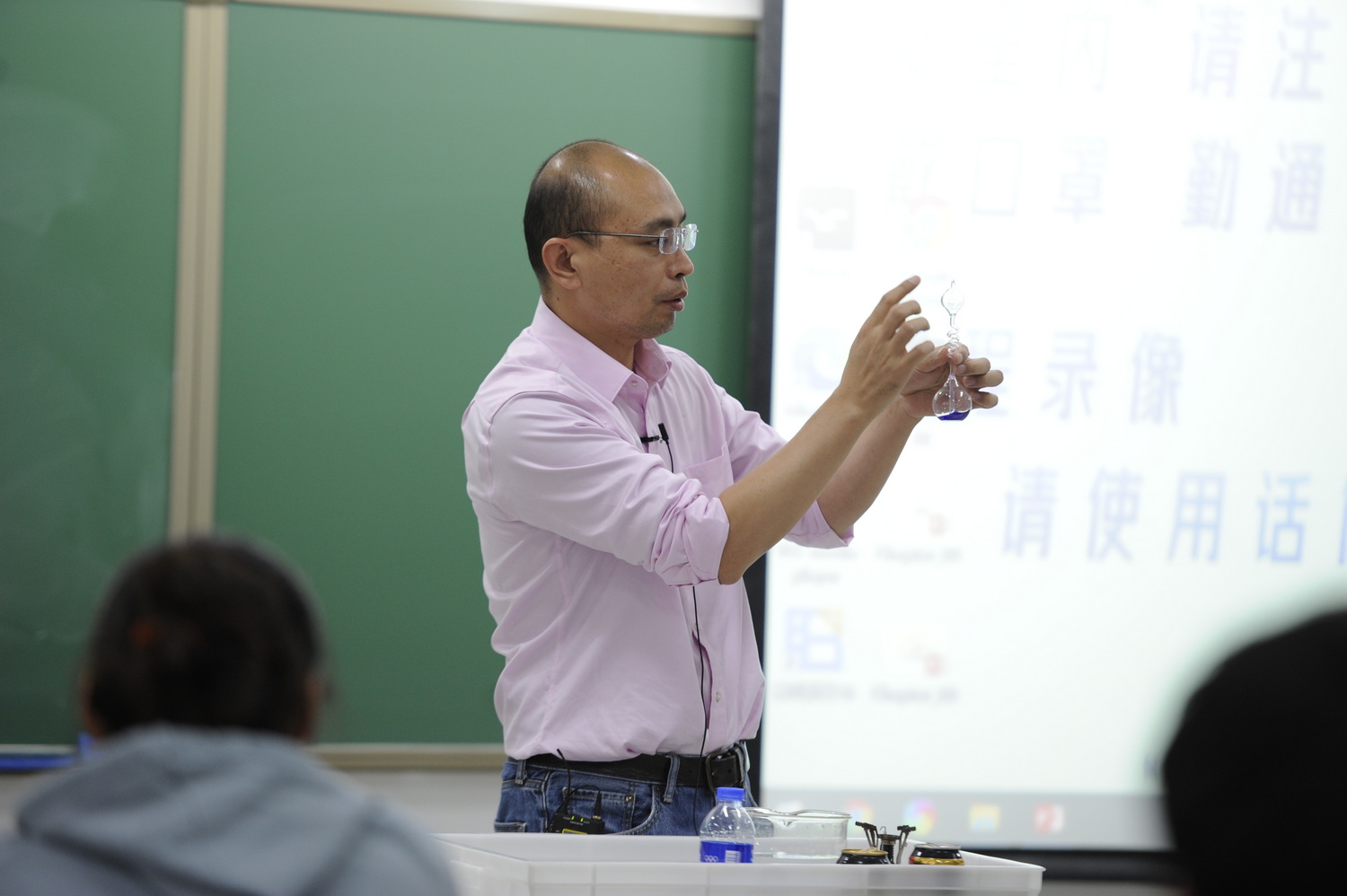 4492930868a84d04ae0abed9119f84fd.jpg 穆良柱进行演示实验_调整大小.JPG