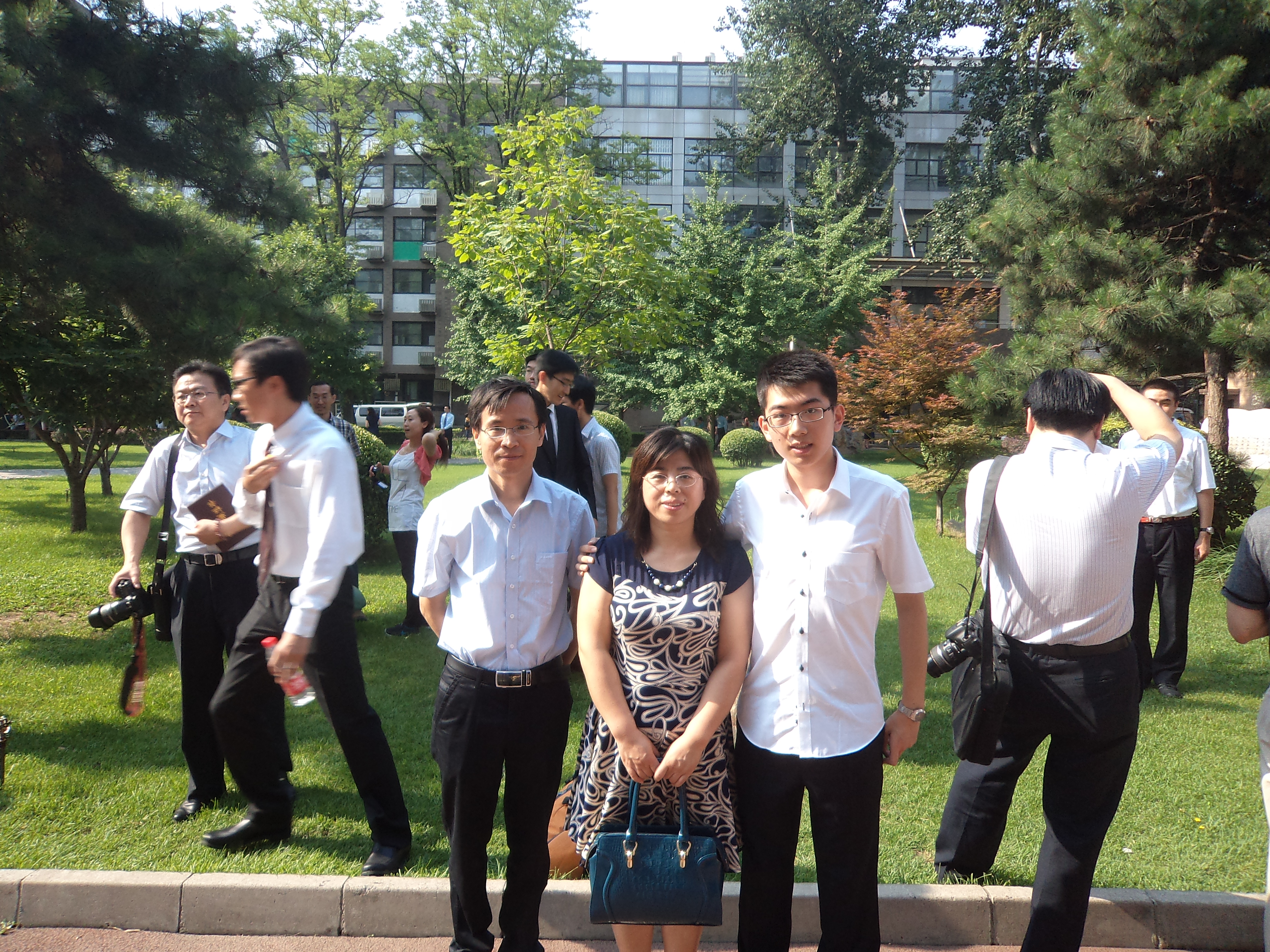 1-中学毕业时全家的合影.jpg