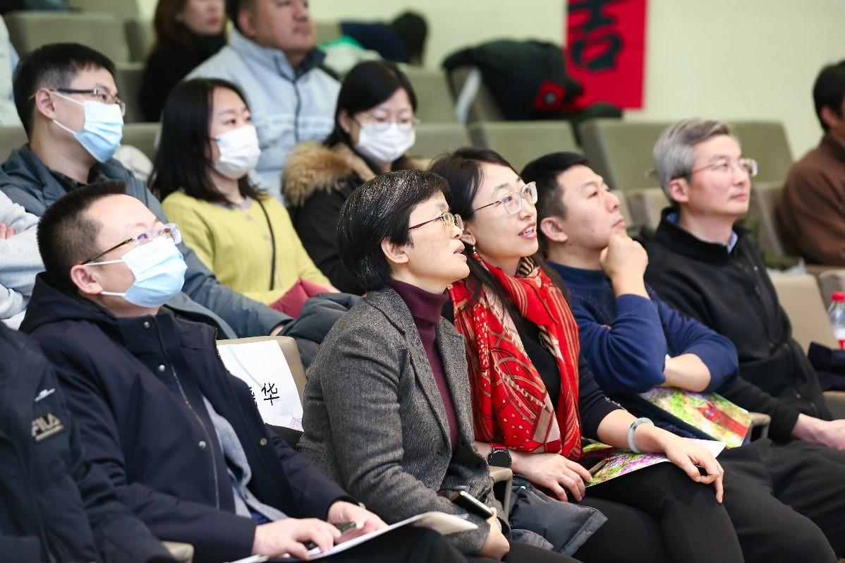 评委观看参赛视频.jpg
