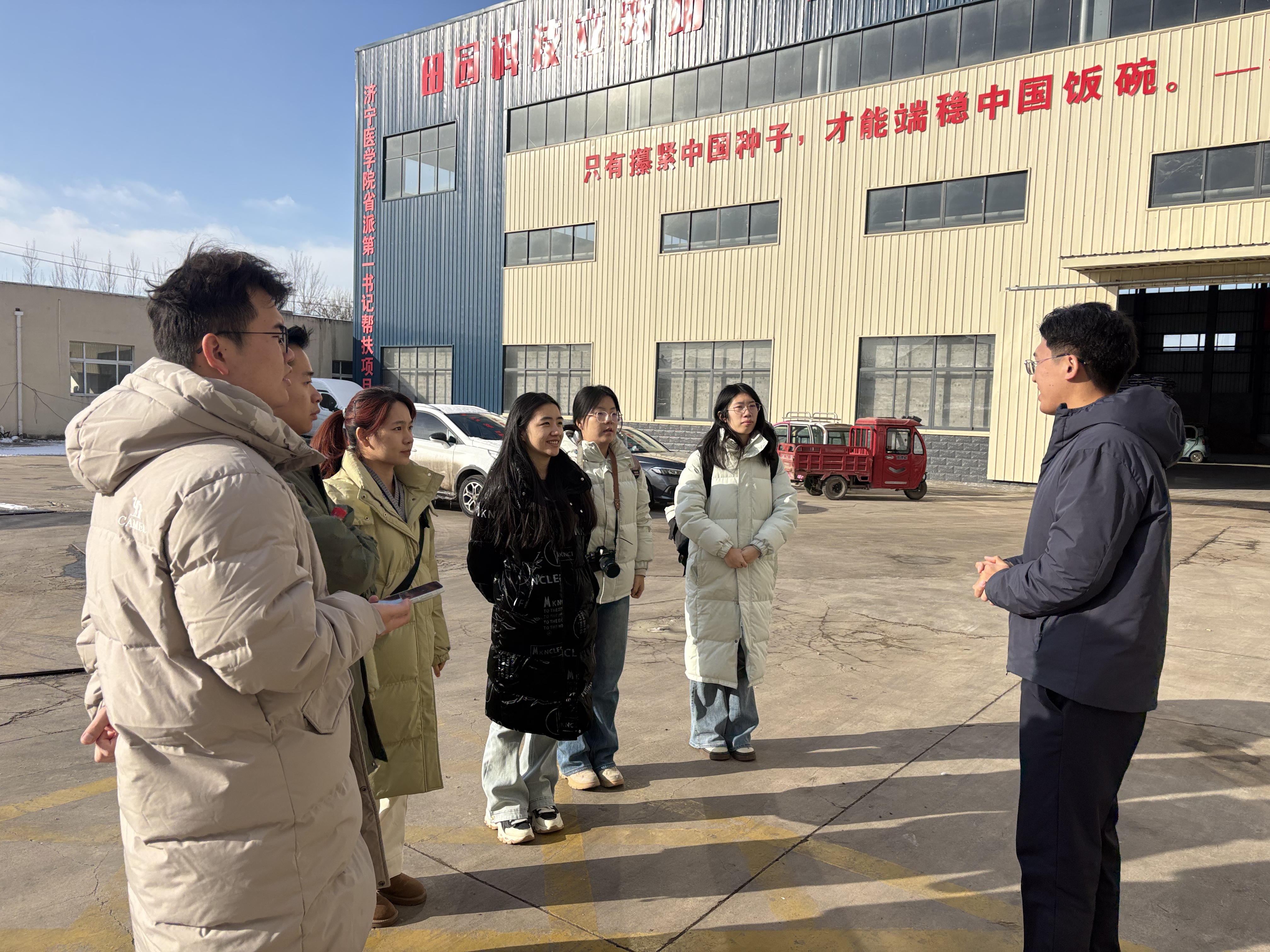 4+实践团在泰茂种业调研.jpg