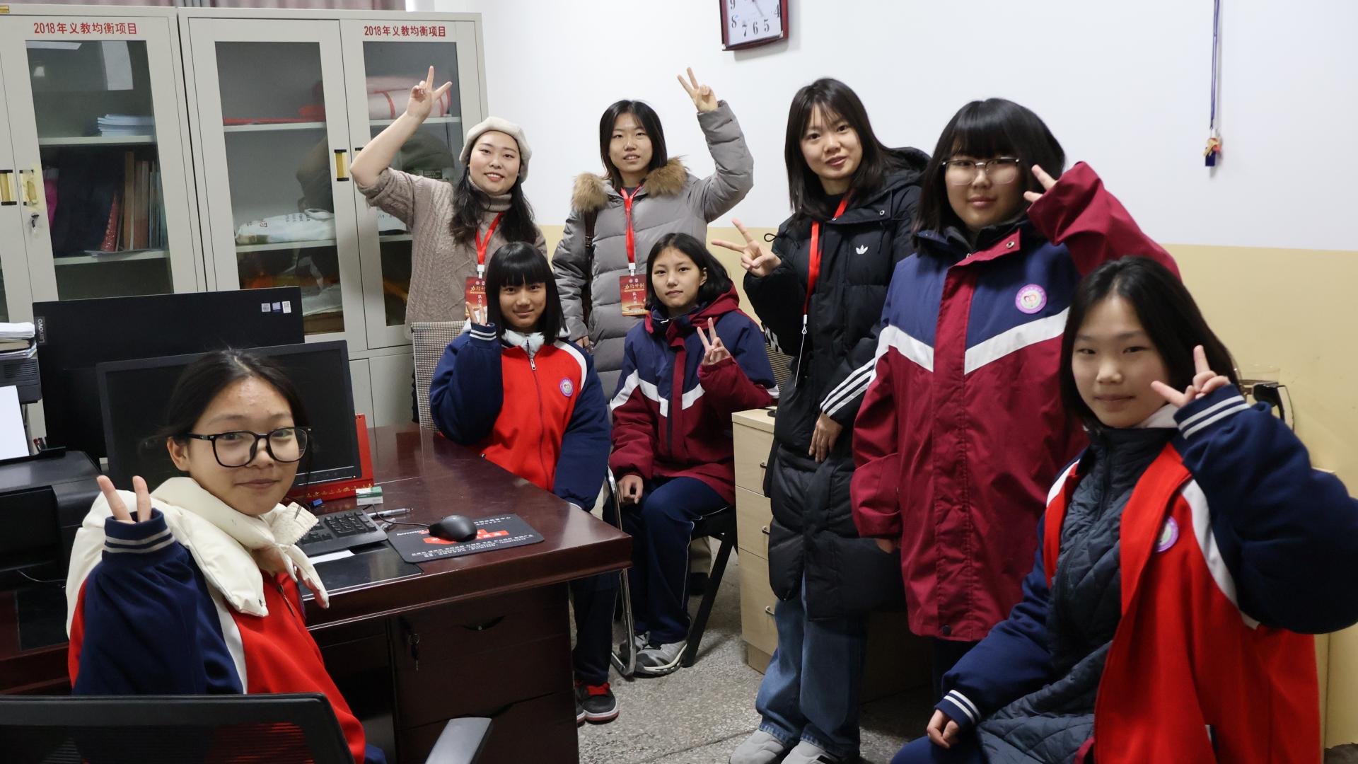 8+实践团与初中学生代表进行面对面交流.jpg