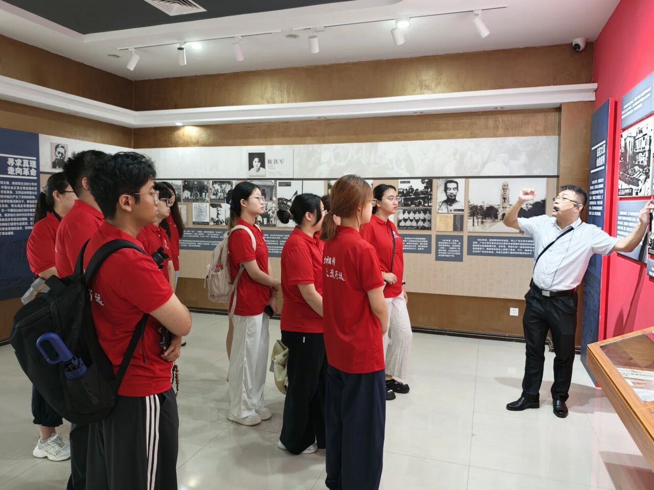 实践团参观烈士陵园1.jpg