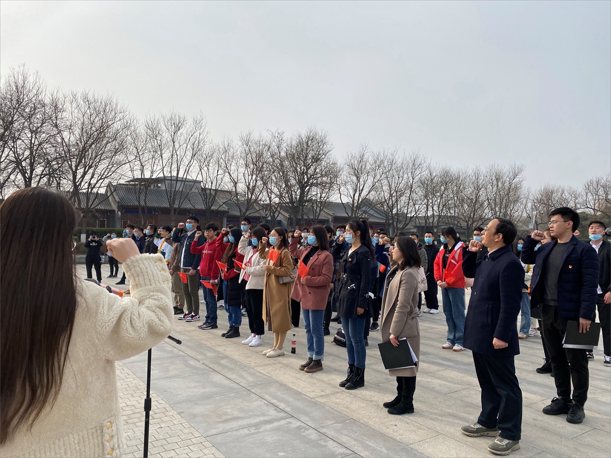 888dc8d4a6d34449adeb07299ef57853.jpg 图11.重温入党誓词.jpg