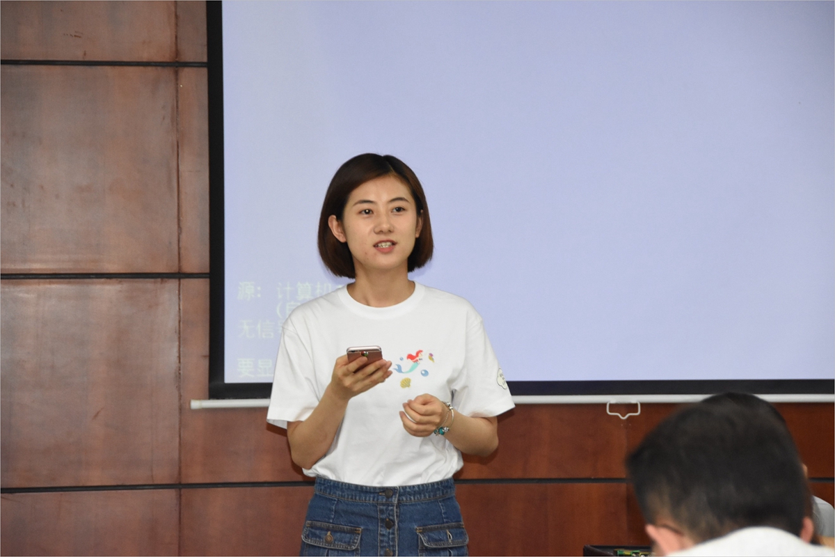 8a746231b07a430bb204fa63429cf8f0.jpg 图5:人口研究所汪帆同学发言.jpg